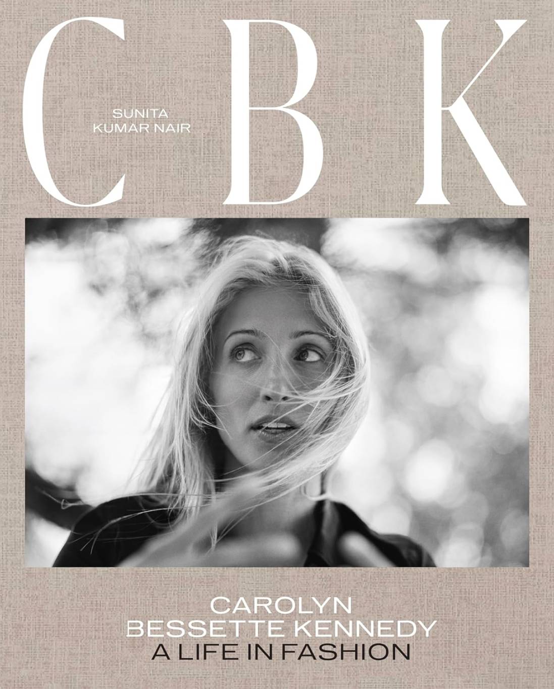 « A Life in Fashion » : Carolyn Bessette Kennedy ou la simplicité faite élégance