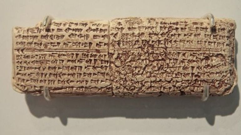 La plus ancienne partition musicale gravée sur l'une des tablettes d'Ougarit, au Musée national de Damas. DR