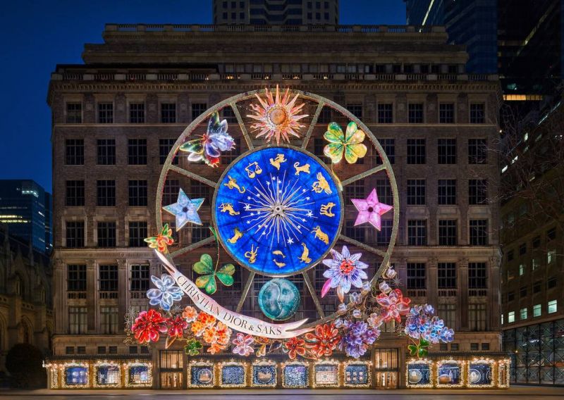 Dior réinvente la magie de Noël avec un « Carrousel des rêves » chez Saks, New York