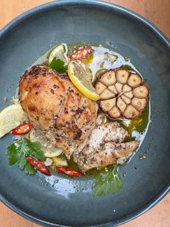 Le poulet citron zaatar de Carla Rebeiz, « une de nos créations et une recette devenue emblématique ». Photo Eats Thyme
