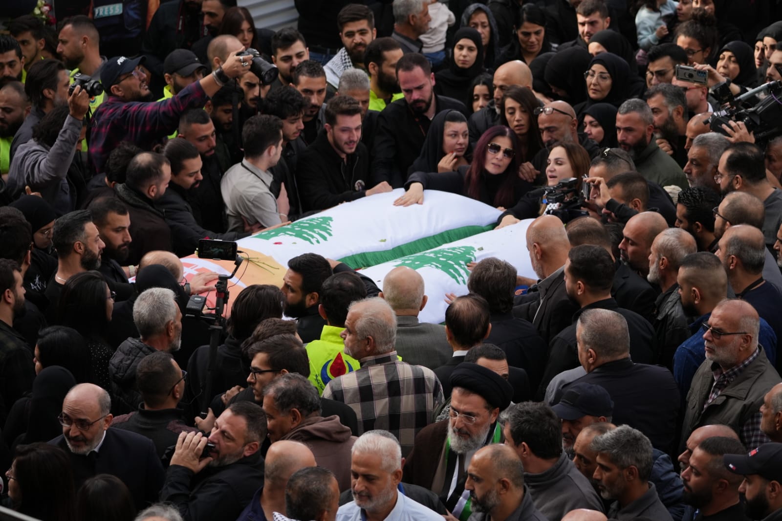 La foule se recueille devant les cercueils des deux défunts, ce mercredi, à Bir Hassan. (Photo Mohammed Yassine)
