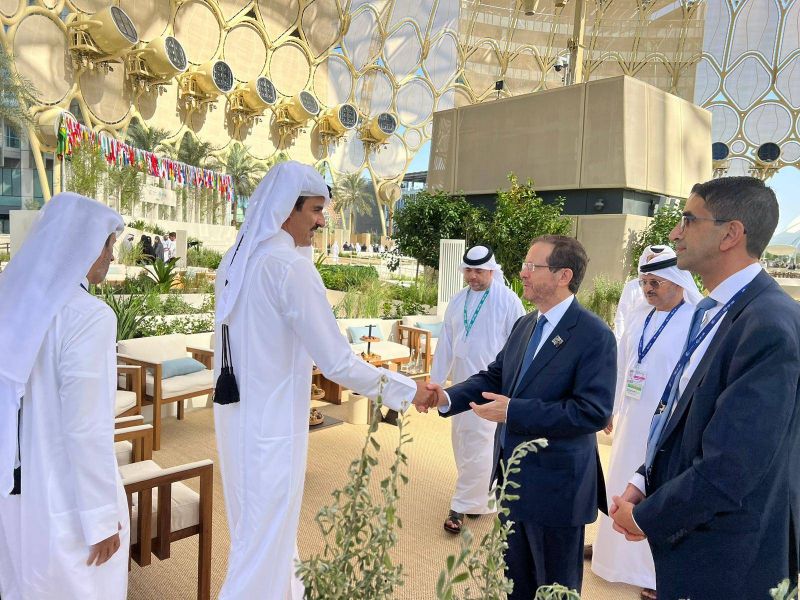 Le président israélien et l'émir du Qatar se serrent la main lors de la COP28 aux Émirats