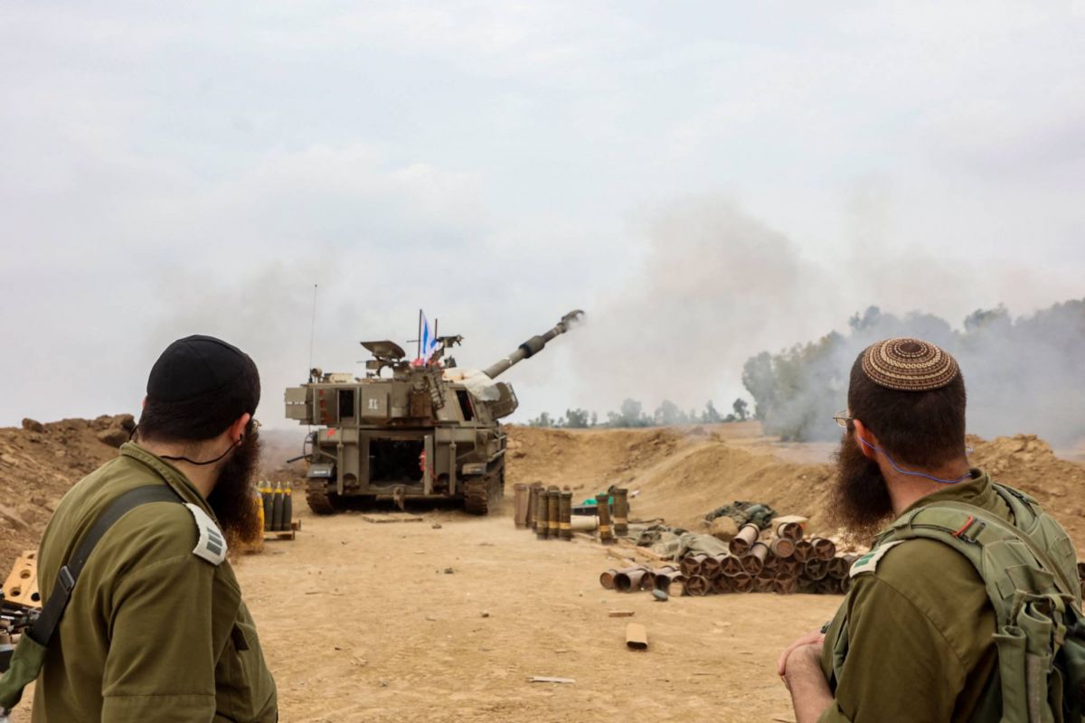 Israeli forces encircle main southern Gaza city