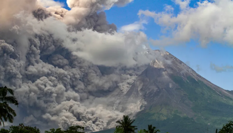Indonésie : un volcan en éruption envoie des cendres à 3 km de haut