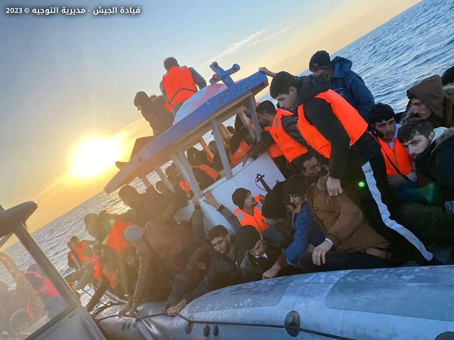L'armée libanaise porte secours à des migrants syriens au large de Tripoli L'armée libanaise porte secours à des migrants syriens au large de Tripoli