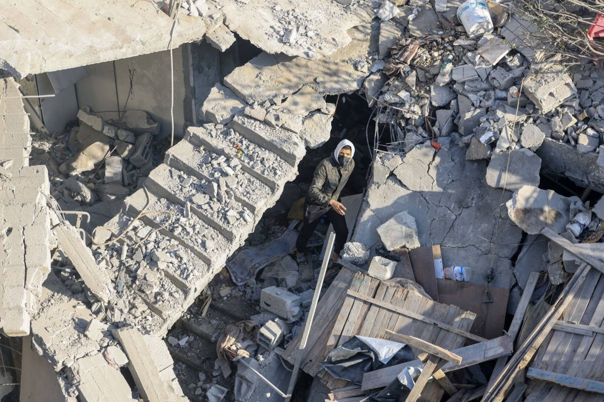 Palestinian poet Refaat Alareer killed in Gaza strike