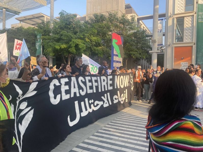 « Un cessez-le-feu maintenant ! » : à Dubaï, une foule bigarrée porte le keffieh