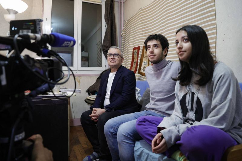 In Paris exile, family proud 'voice' of jailed Iran Nobel winner