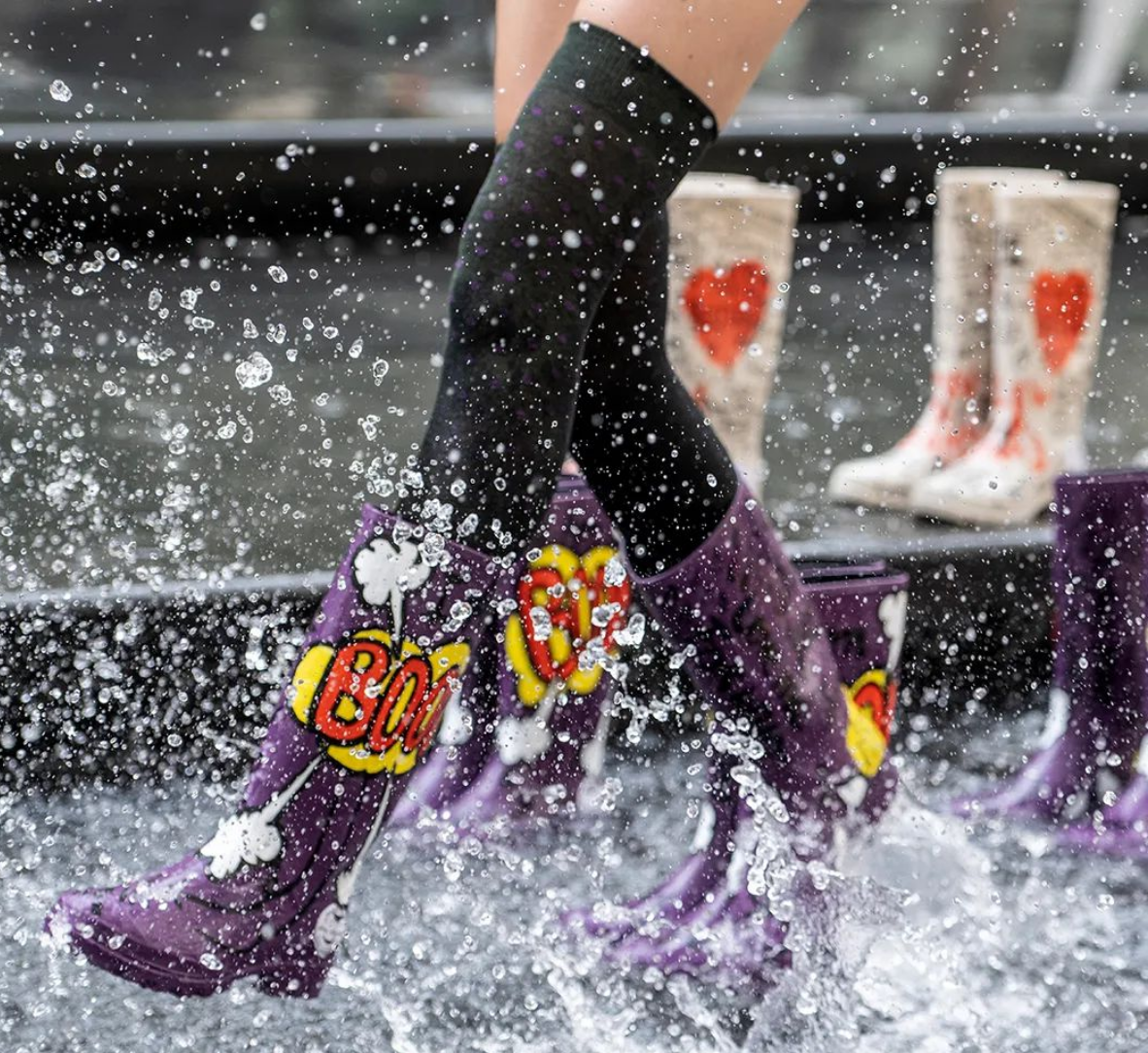 Amal Azhari X Ritika, des bottes de pluie pop qui ramènent le soleil