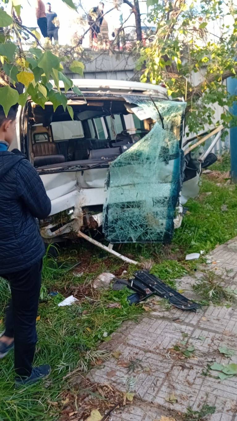 Un bus se renverse à Dbayé : 19 blessés