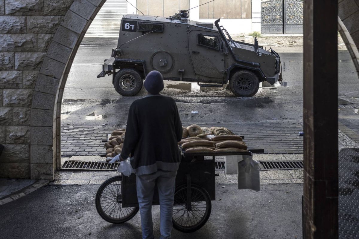 Day-long Israeli West Bank raid kills seven Day-long Israeli West Bank raid kills seven