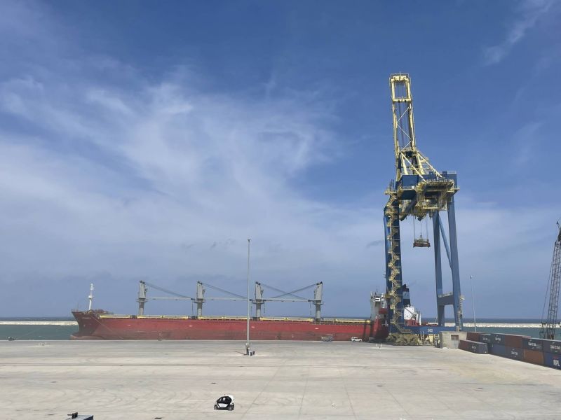 Le 2e port libanais, Tripoli, réceptionnera sa troisième grue géante pendant les fêtes