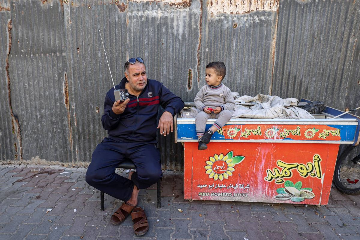 Radio sets make a comeback in war-torn Gaza