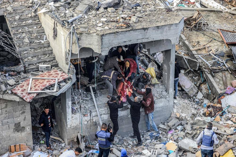 À Gaza, dans les ruines d'un camp de réfugiés après une frappe israélienne À Gaza, dans les ruines d'un camp de réfugiés après une frappe israélienne