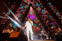 Amr Diab sur la scène du Waterfont de Beyrouth. Photo Anwar Amro