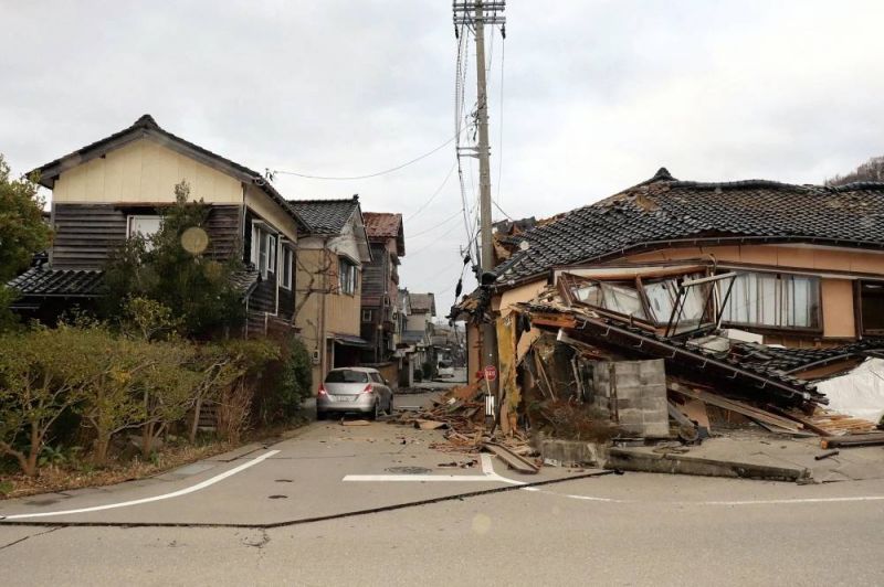 Série de puissants séismes au Japon, suivis d'un tsunami