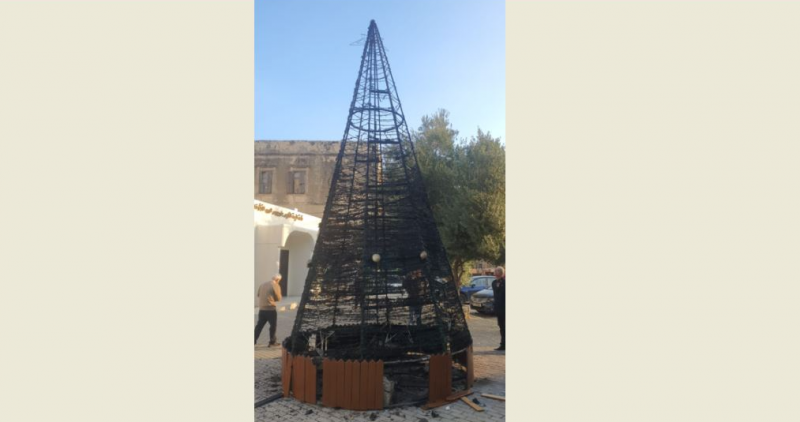 Un nouveau sapin de Noël incendié dans le secteur de Mina à Tripoli
