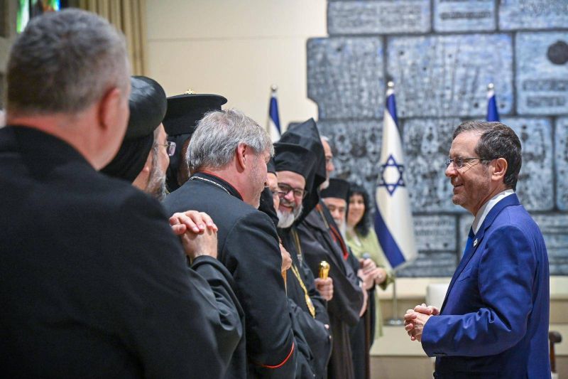 L'évêque el-Hage dément avoir rencontré le président israélien, ses détracteurs persistent