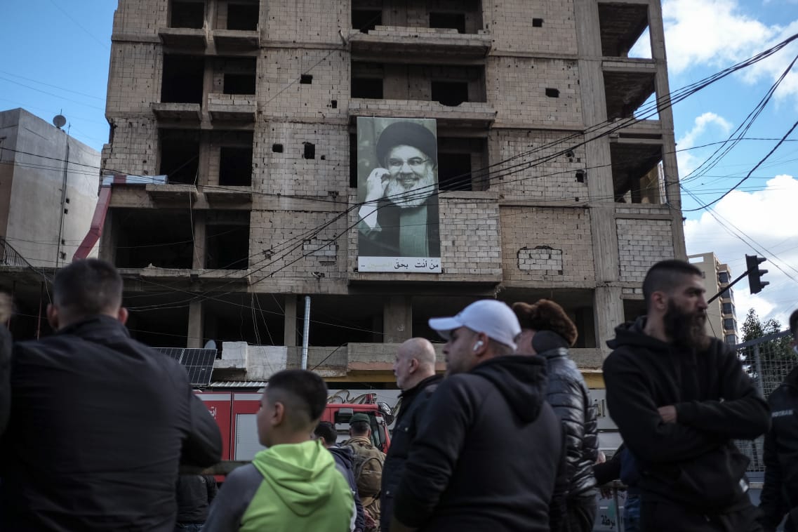 Une foule s'est rassemblée mercredi matin pour observer les dégâts de l'explosion de mardi soir dans la banlieue sud de Beyrouth. Photo João Sousa