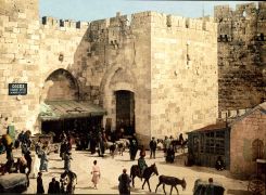 Jérusalem, porte de Jaffa. Photographie colorisée selon le procédé Photoglob Zürich, vers 1890. Collection particulière, photo DR