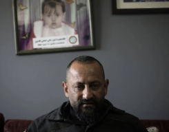 Ali Safieddine assis dans son bureau à Tyr le 14 février 2023, sous un portrait de sa fille Lynn, tuée à l’âge d’un an et six mois pendant la guerre de juillet 2006 entre le Hezbollah et Israël. Photo Matthieu Karam