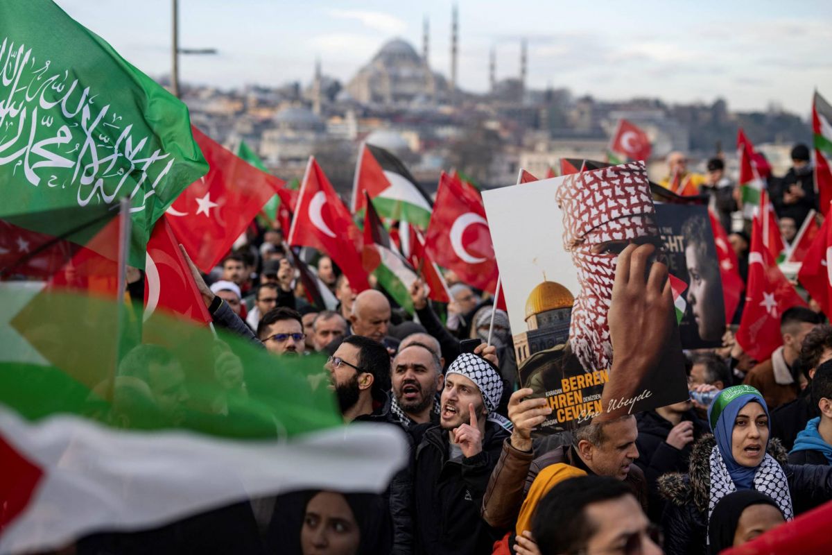 Tens of thousands hold anti-Israeli protest in Istanbul Tens of thousands hold anti-Israeli protest in Istanbul