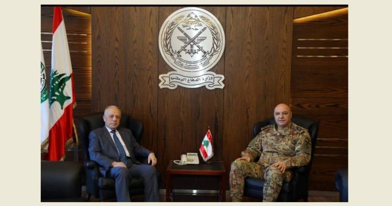 Joseph Aoun en visite de courtoisie chez le ministre sortant de la Défense