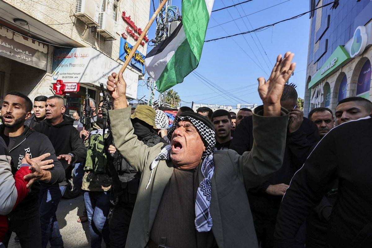 Palestinians say Israeli forces drove over body of militant