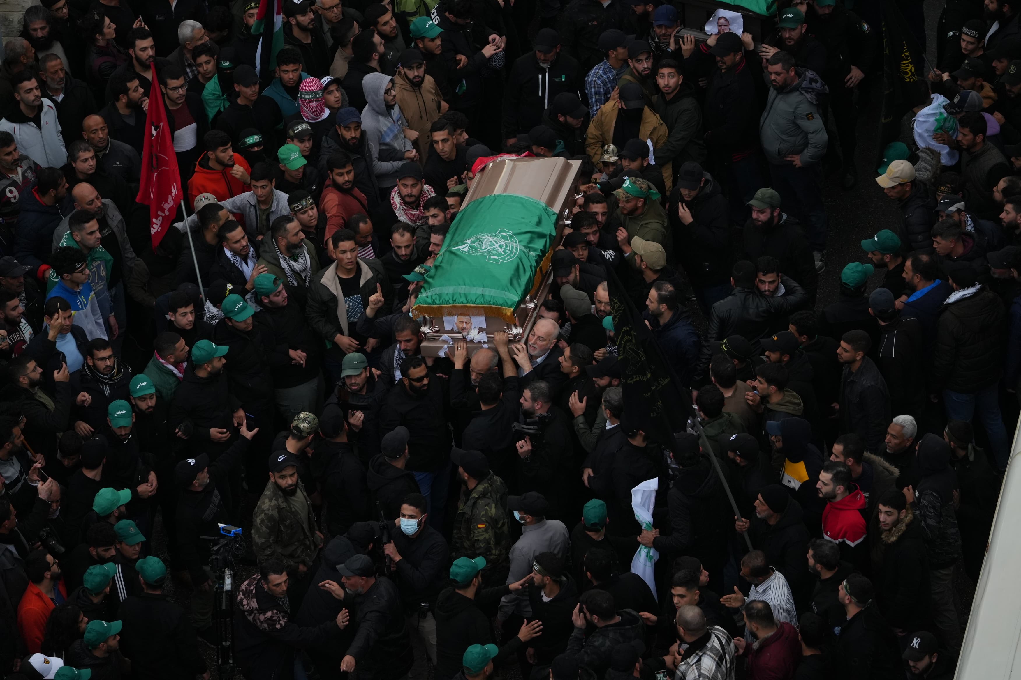 Le cercueil de Saleh el-Arouri, le 4 janvier à Beyrouth. Mohammad Yassine/L'Orient-Le Jour