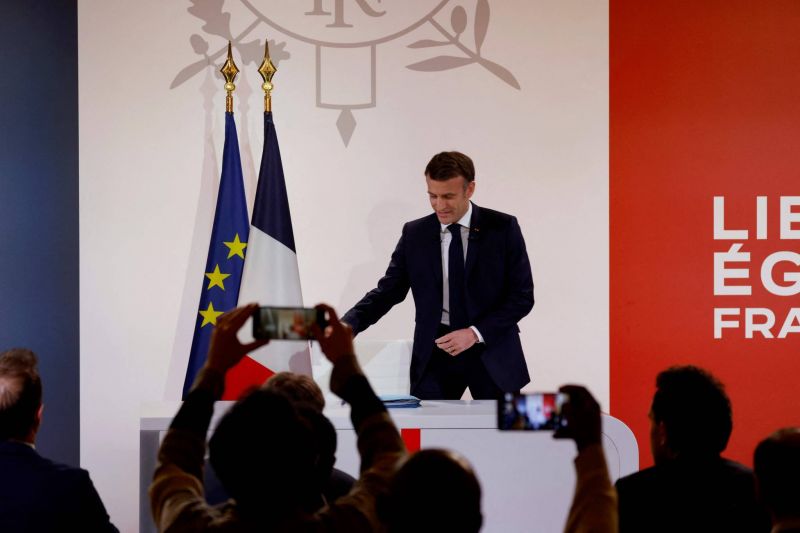 Macron annonce une batterie de mesures pour « une France plus forte et plus juste »