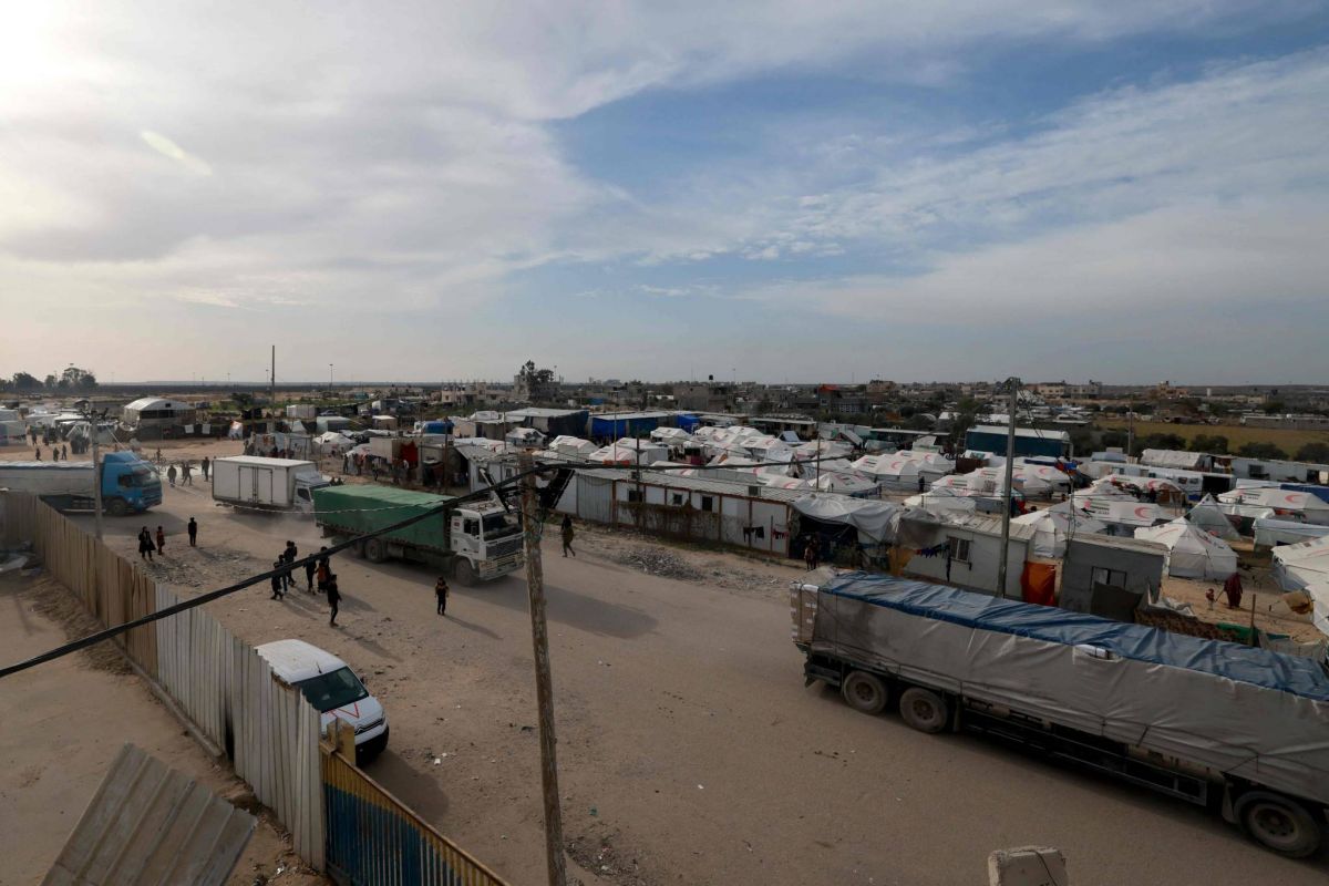 Raids israéliens meurtriers à Gaza, médicaments espérés pour les otages