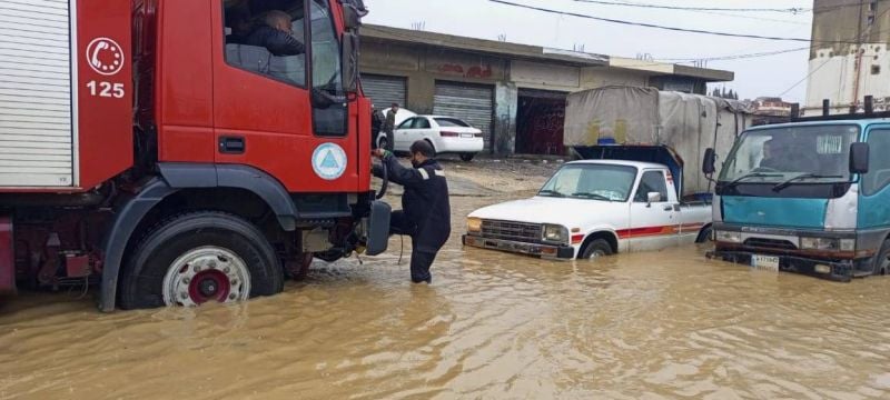 Inondations, camps de réfugiés évacués, automobilistes secourus : les dégâts de la tempête qui frappe le Liban