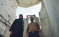 Wafika et Hassan Jawad, deux Libanais du Sud, au milieu des ruines de leur maison détruite dans un bombardement israélien à Aïta al-Chaab, le 27 novembre 2023. (Photo Olivia Le Poidevin / L'Orient-Le Jour)