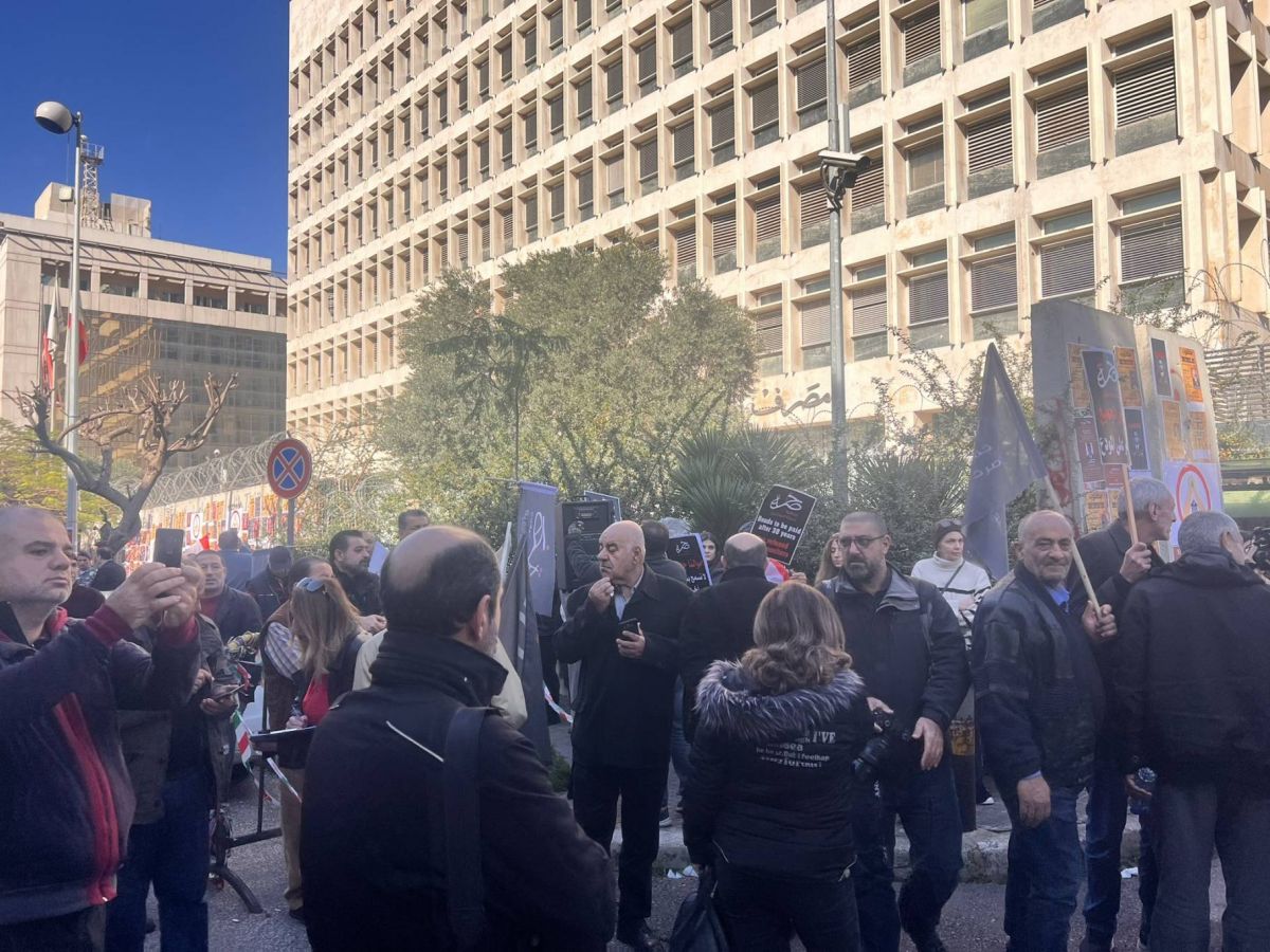 « Non au plan sournois du gouvernement ! » : manifestation de déposants devant la BDL