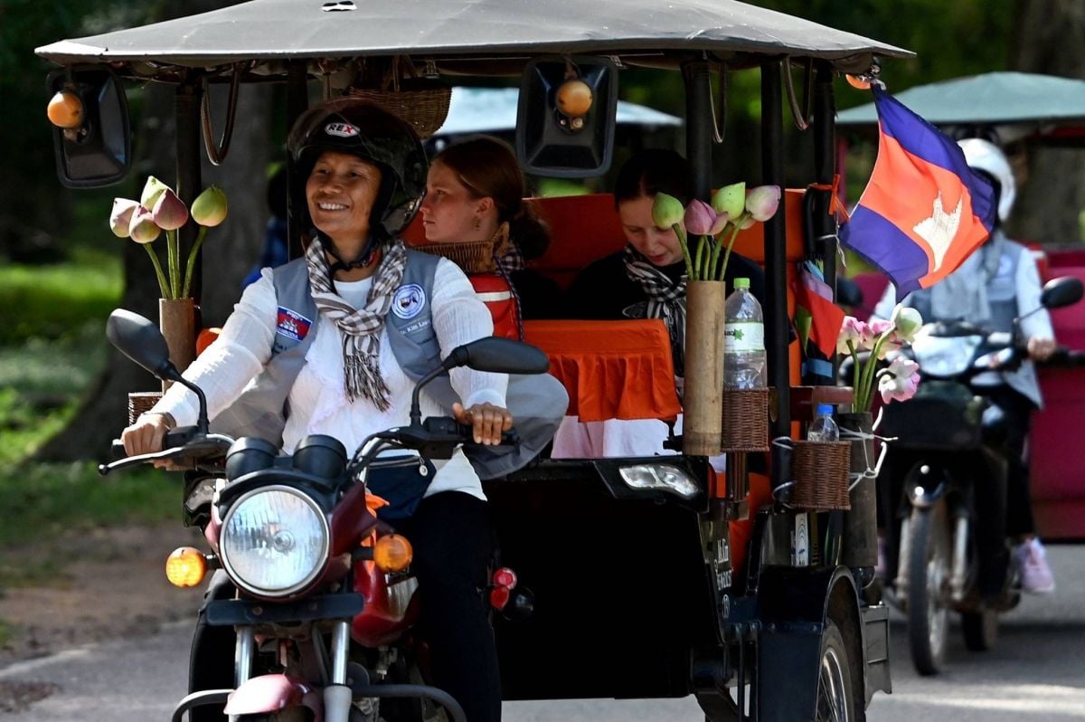 Des pionnières au guidon de tuk-tuks défient les préjugés au Cambodge