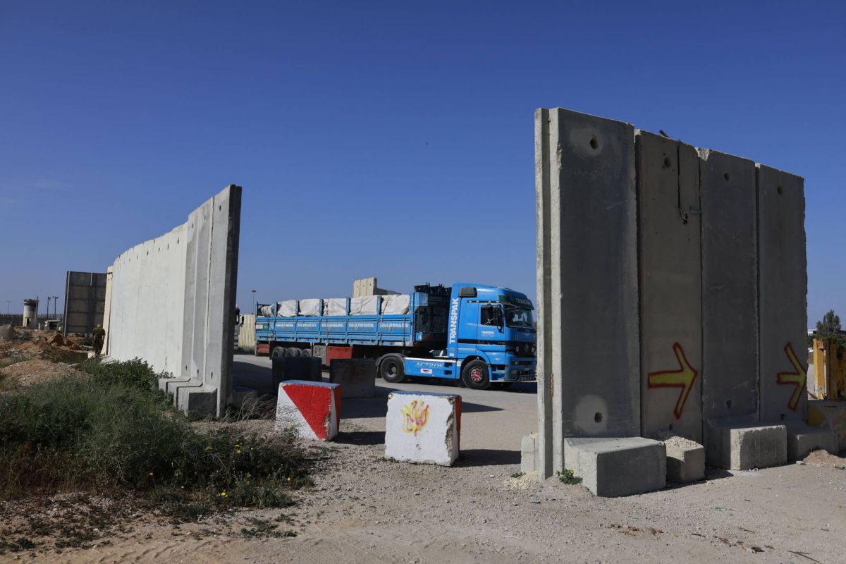 Egypt's president Sisi accuses Israel of holding up aid deliveries to Gaza