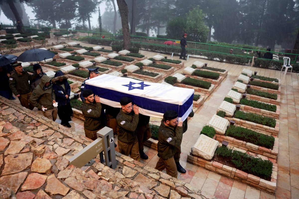 Israel strikes key Gaza city as public mourns slain soldiers