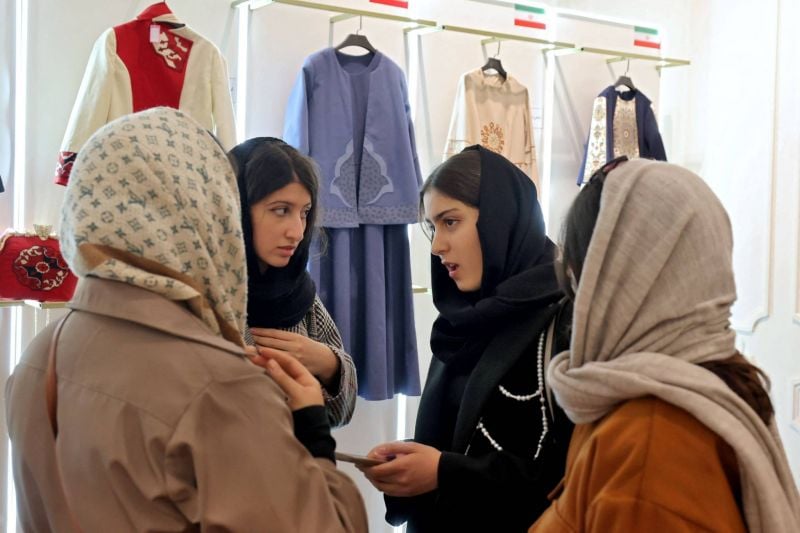 Iran plays on colour at fashion exhibition