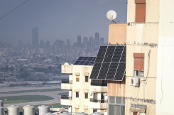Un couple a installé six panneaux solaires sur son balcon au lieu du toit de l'immeuble, inaccessible à tous. Photo João Sousa
