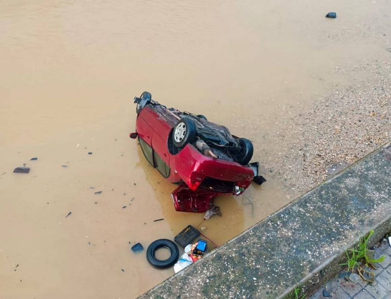 Suite à un accident, une voiture finit dans le fleuve de Beyrouth, le conducteur tué