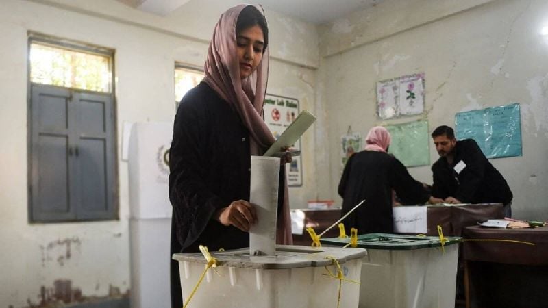 Élections au Pakistan : les candidats pro-Imran Khan en tête, deux morts dans des violences