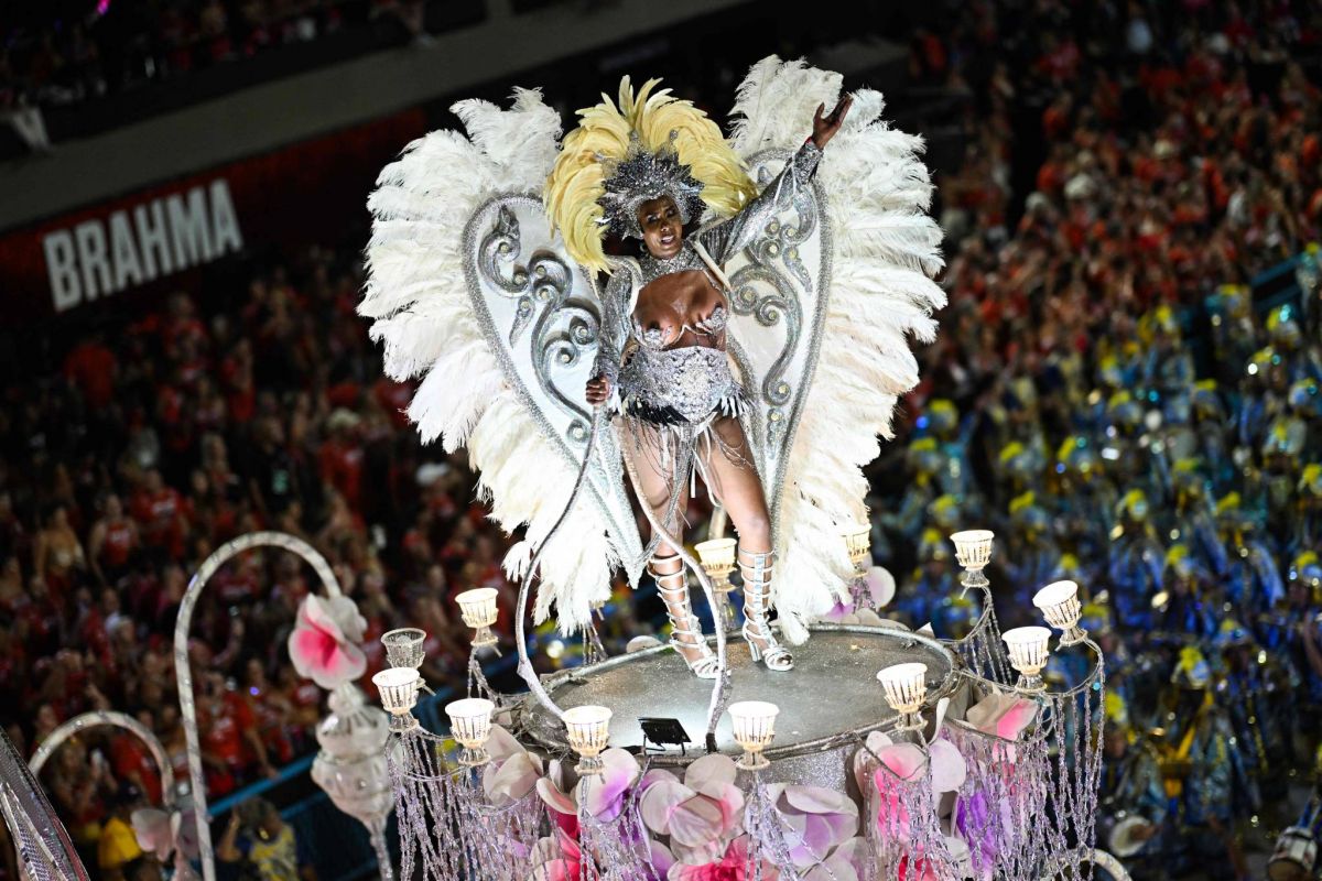Le « grand jour » au carnaval de Rio, fête féerique et politique