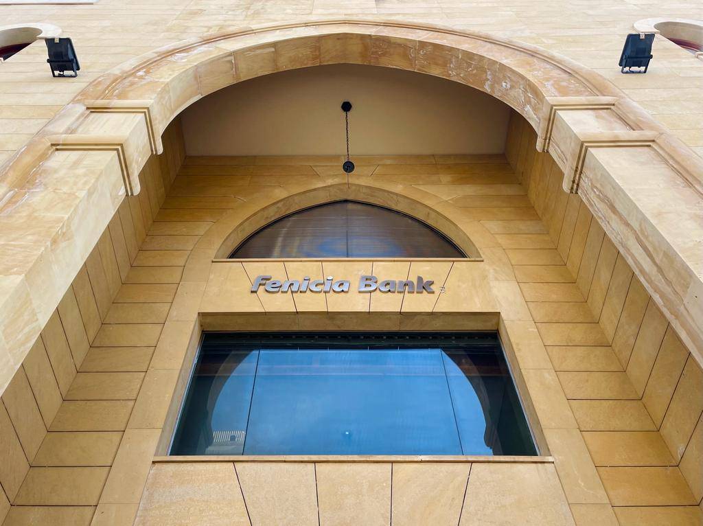 Depositor threatens Lebanese bank, demands his savings Depositor threatens Lebanese bank, demands his savings