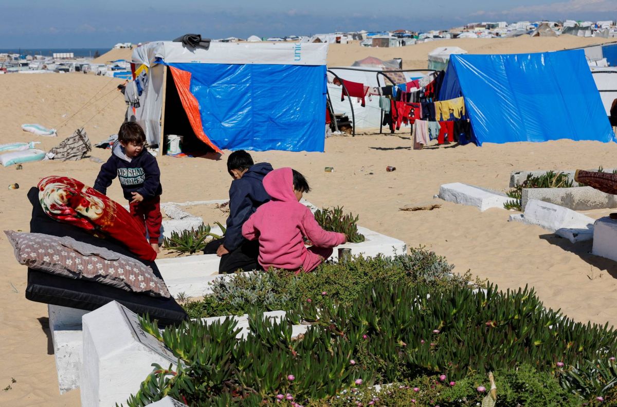 Living among the dead: Gaza families seek shelter in cemetery Living among the dead: Gaza families seek shelter in cemetery