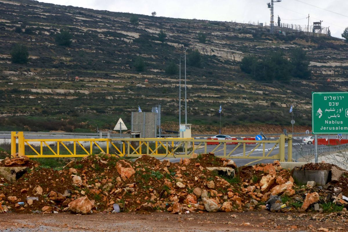 Israeli checkpoints 'paralyse' West Bank life as Gaza war rages Israeli checkpoints 'paralyse' West Bank life as Gaza war rages