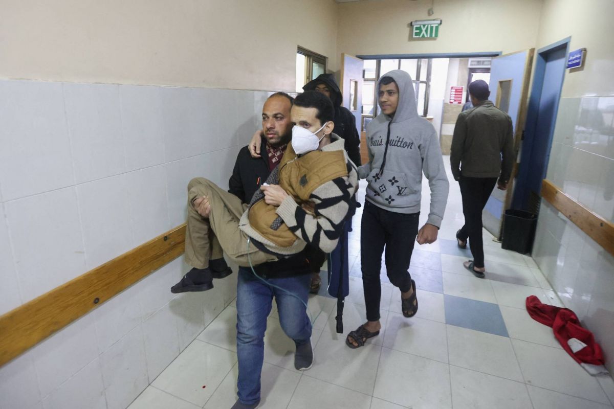 8,000 displaced people evacuated from Gaza hospital 8,000 displaced people evacuated from Gaza hospital