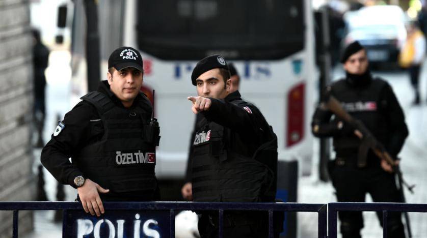 Police shoot dead two armed 'terrorists' outside Istanbul court Police shoot dead two armed 'terrorists' outside Istanbul court