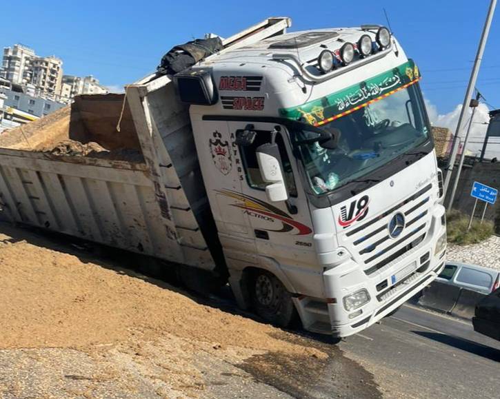 Un camion renversé sur l’autoroute de Jounieh