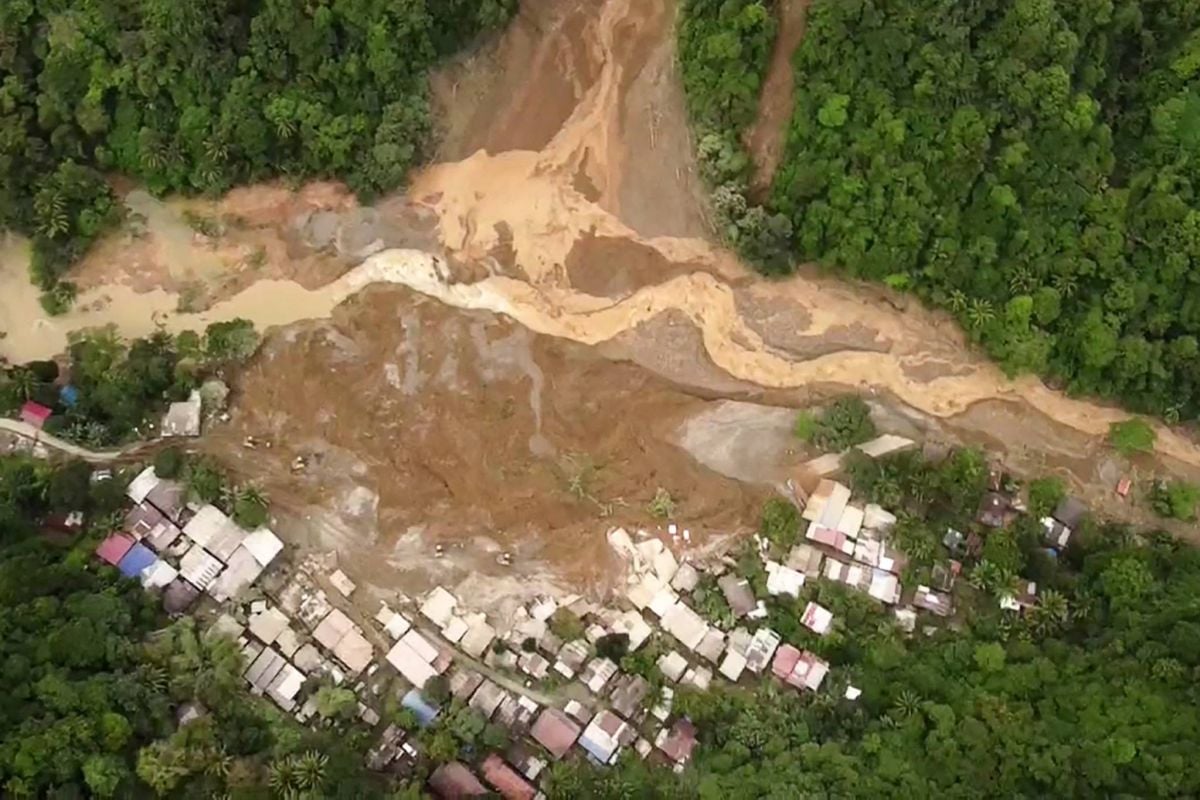 Au moins dix morts dans un glissement de terrain, selon un nouveau décompte Au moins dix morts dans un glissement de terrain, selon un nouveau décompte