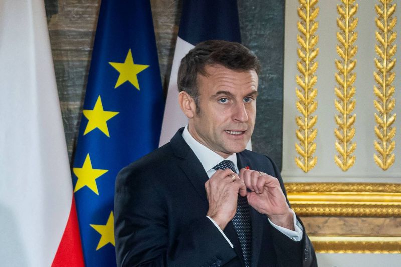 Macron renonce au déplacement des bouquinistes des quais de Seine